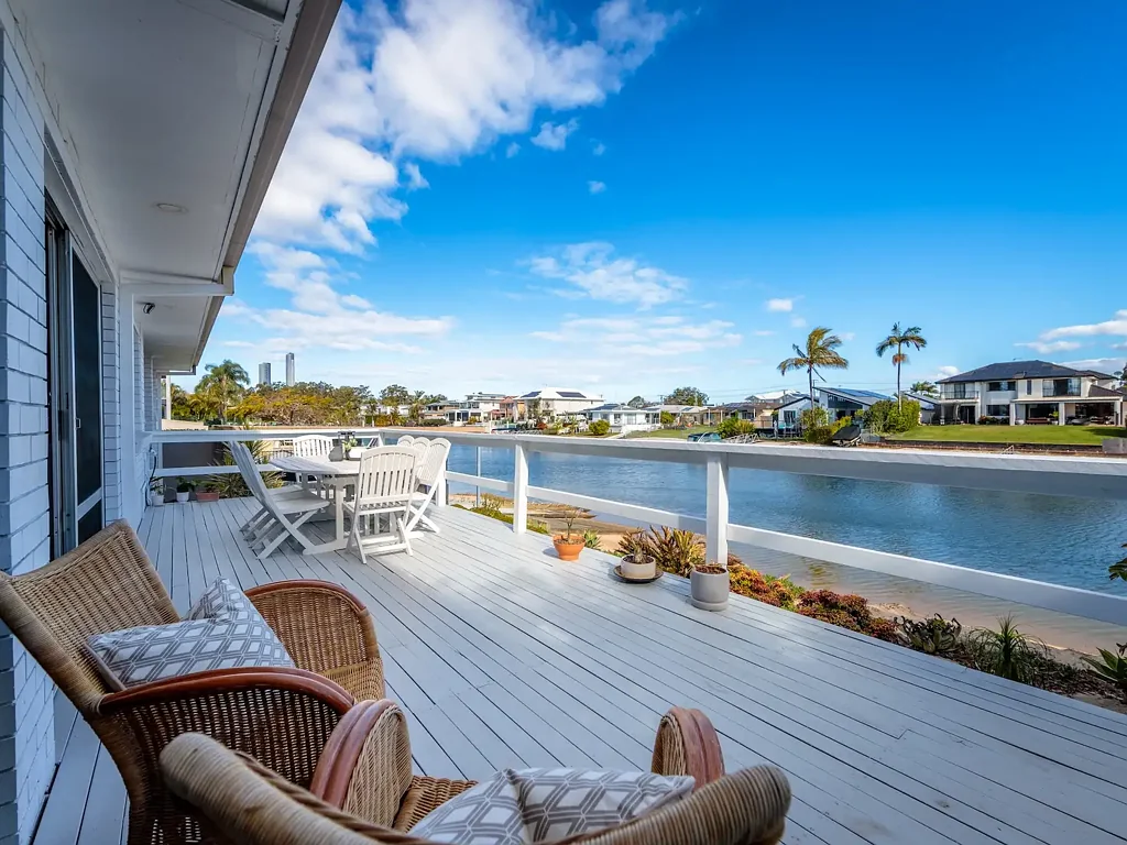 Broadbeach Waters 5房  A TRULY U-NIQUE HOME WITH STUNNING VIEWS AND PERFECT WATER FRONTAGE + BOAT RAMP FOR EASY ACCESS