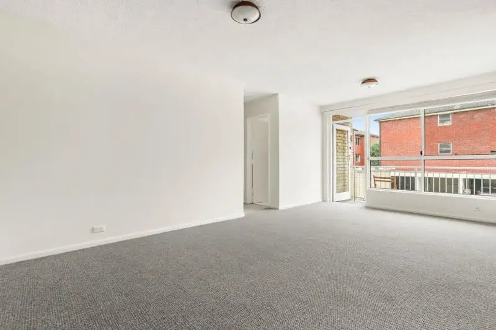 TWO BEDROOM APARTMENT. CONVENIENT LOCATION