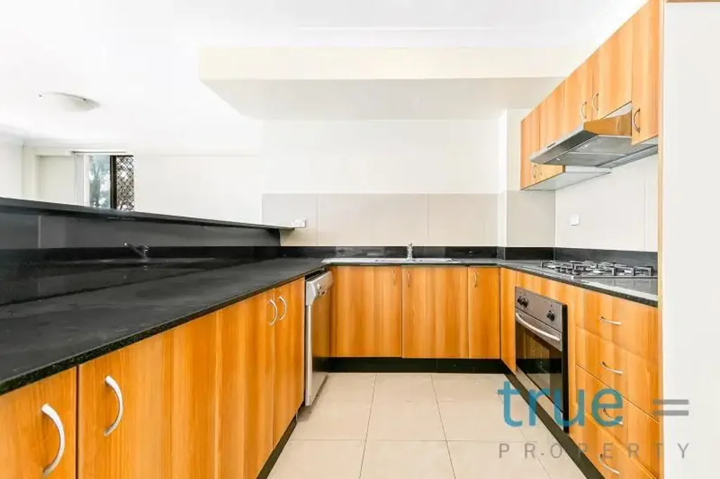 OVERSIZED, MODERN AND CONVENIENTLY LOCATED APARTMENT