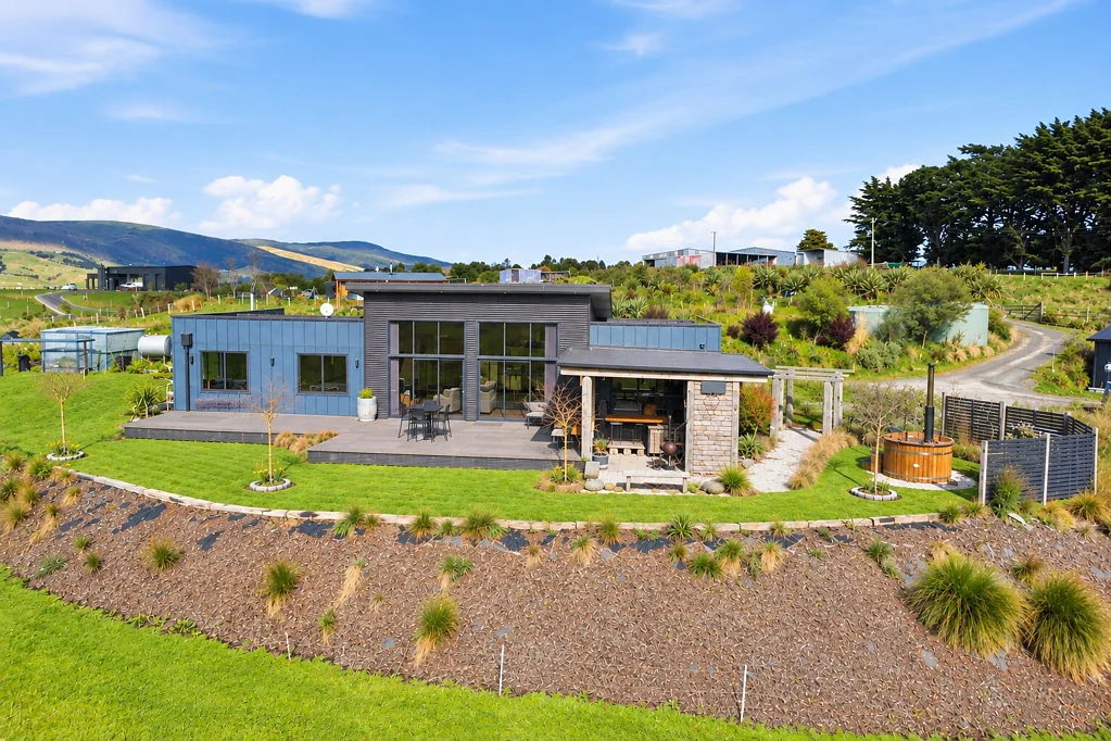 Waihola 4બેડરૂમ Big on Space, Views & Lifestyle in Waihola