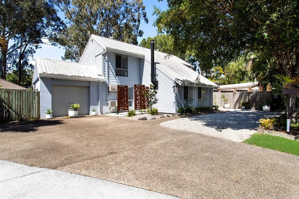 Deception Bay 4房 海滨瑰宝 635sqm宽地 现代更新 4卧2卫 全新电器 便捷生活 Spacious modern living meets coastal bliss