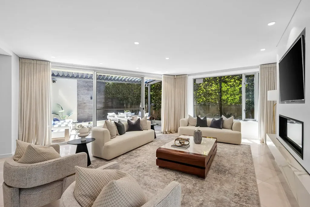 Double Bay 4房 安静小巷环境 紧邻Double Bay Village 393平米精致空间 Miele厨房 四卧双车库 私密花园露台 Sleek contemporary living on a tightly-held Double Bay cul-de-sac, metres from the vibrant village scene