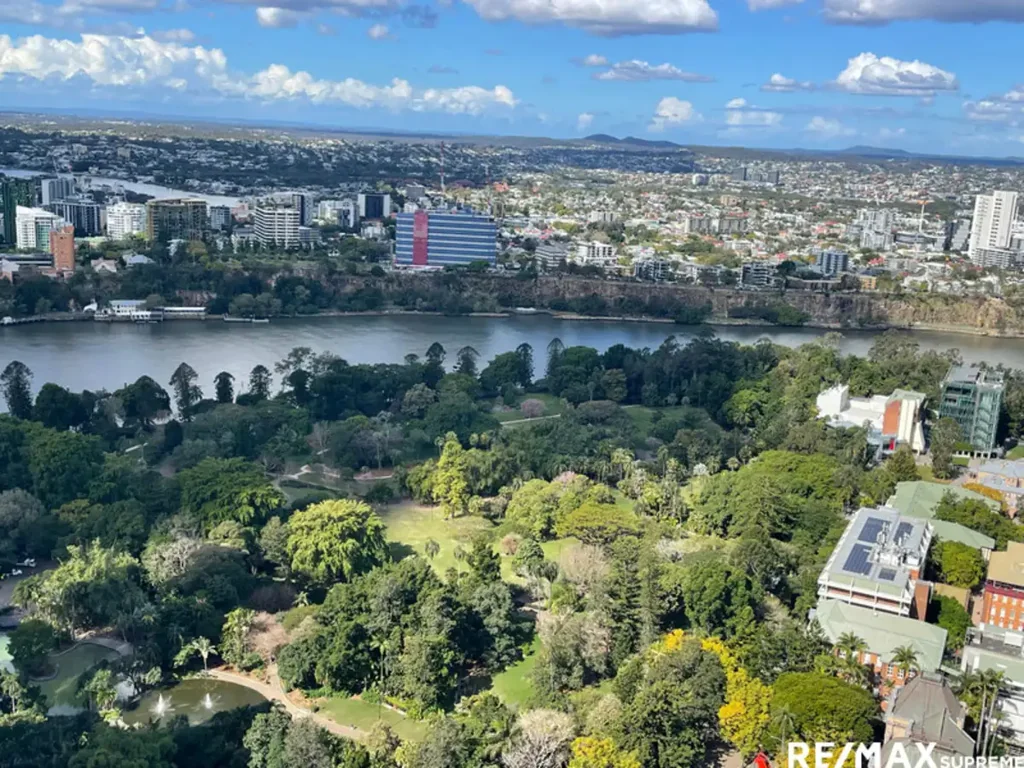 Brisbane City 1房 布里斯班河景 38层高座 现代精装修 豪华住户设施 CBD黄金位置 Sky-High Living in Landmark Location – Perfect for Investors Seeking High Rental Return.