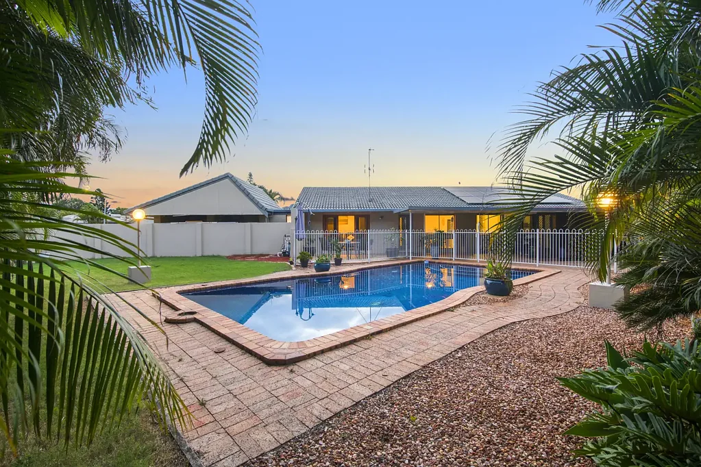 Clear Island Waters 4chambre Big Block, Big Opportunity