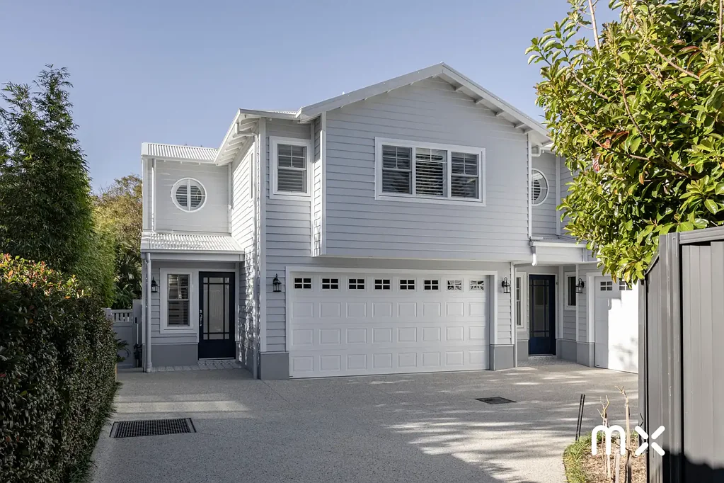Thirroul 3房 汉普顿风格联排 400米Thirroul村 600米海滩 三卧定制柜 Bosch厨房 Villeroy&Boch卫浴 户外烧烤淋浴 双车库环氧地坪 The Hamptons