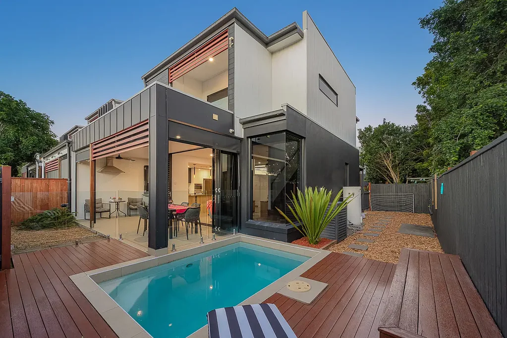 Albany Creek 3Habitaciones A Hidden Poolside Sanctuary Where Luxury Meets Lifestyle