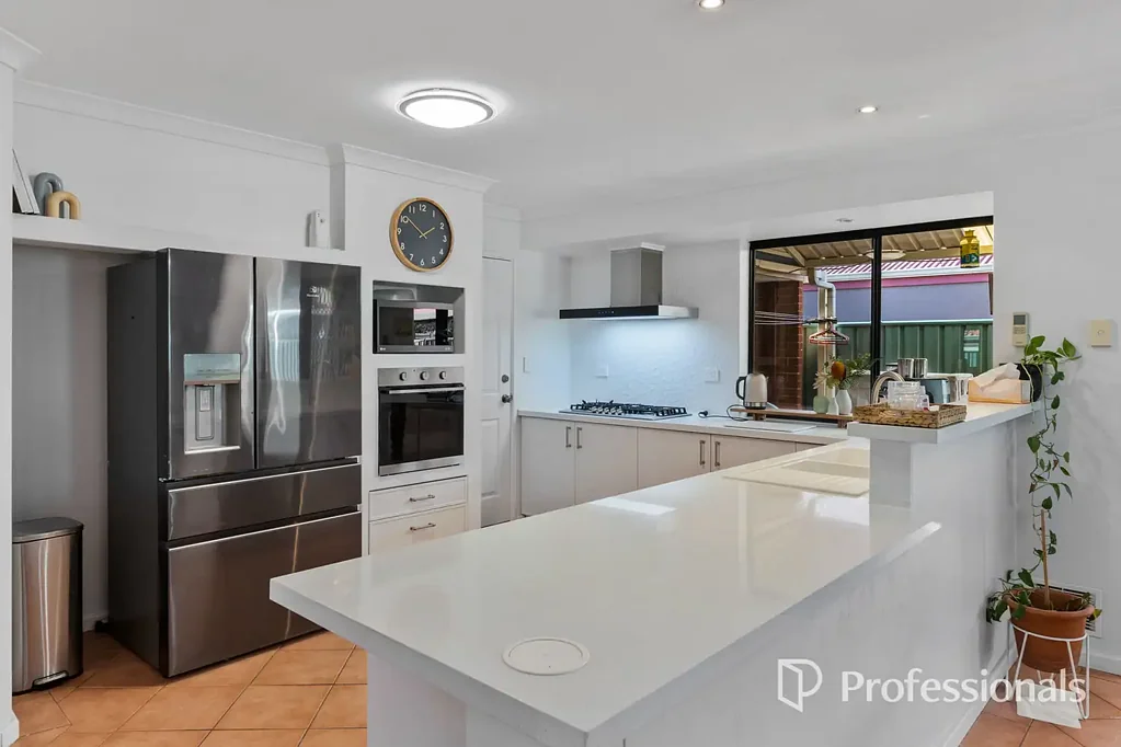 4 Sheriff Circuit, Wattle Grove, WA 6107