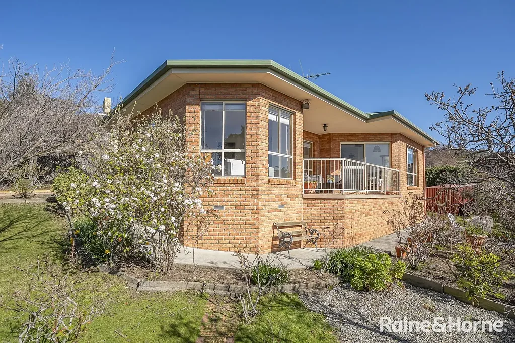 Blackmans Bay 3ਬੈੱਡਰੂਮ Sunny Family Home with Water & Mountain Views
