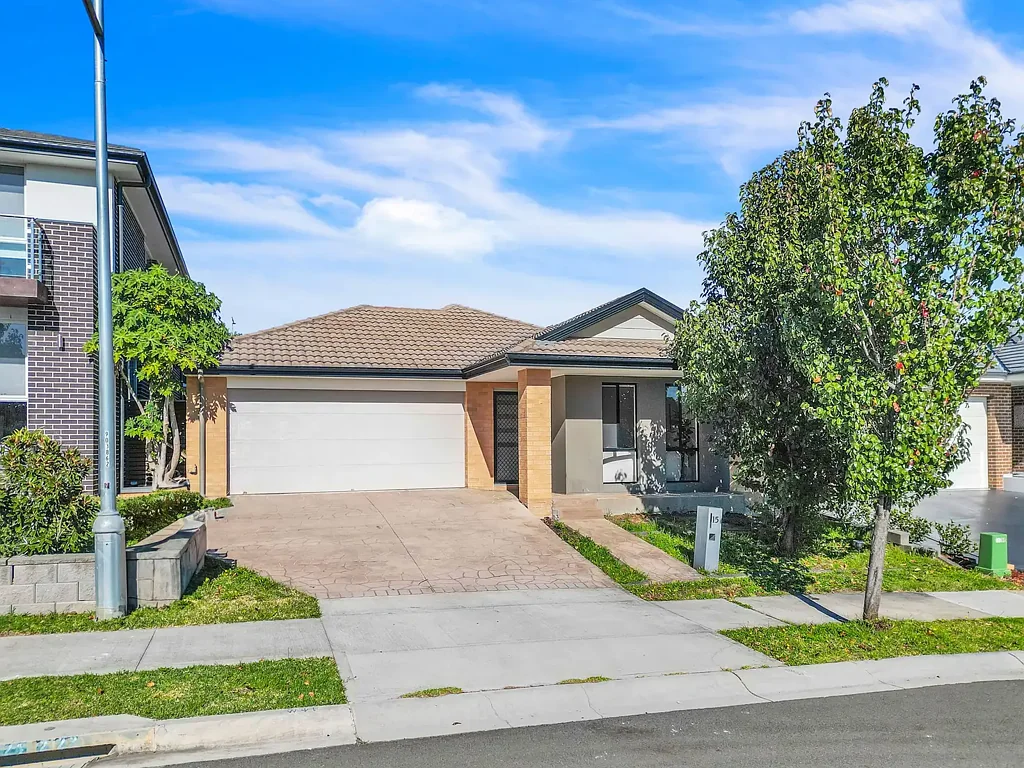 Oran Park 4部屋 Modern 4-Bedroom Family Home on a 375 sqm Block in Oran Park. Perfect for downsizer !!!