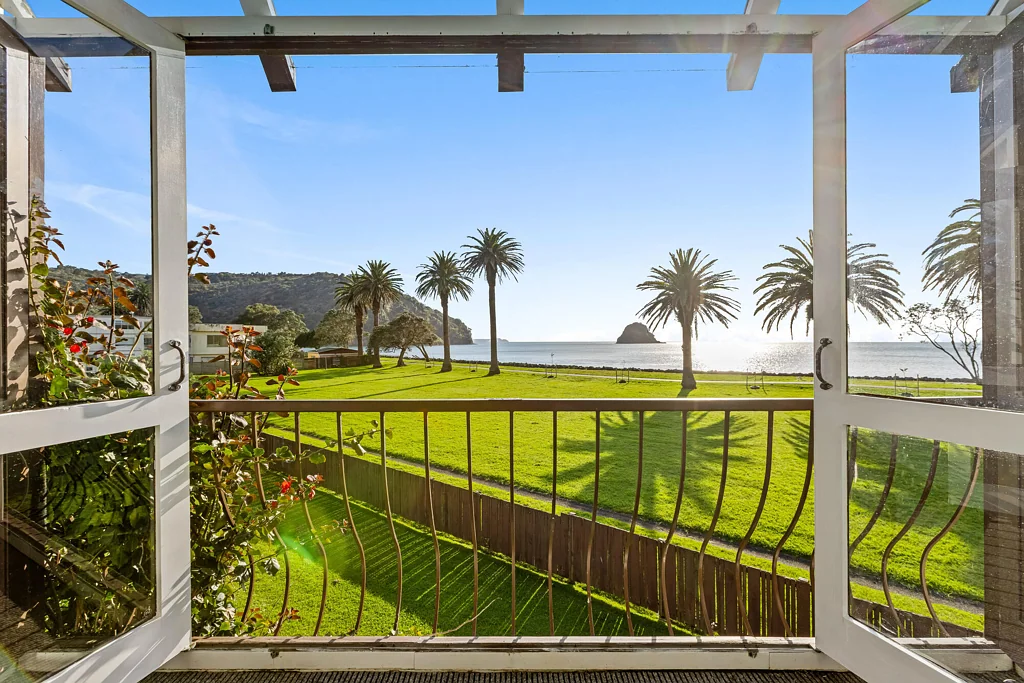 Waiwera 2房  Sea Views & Hot Pools: Sunny Resort-Style Living!