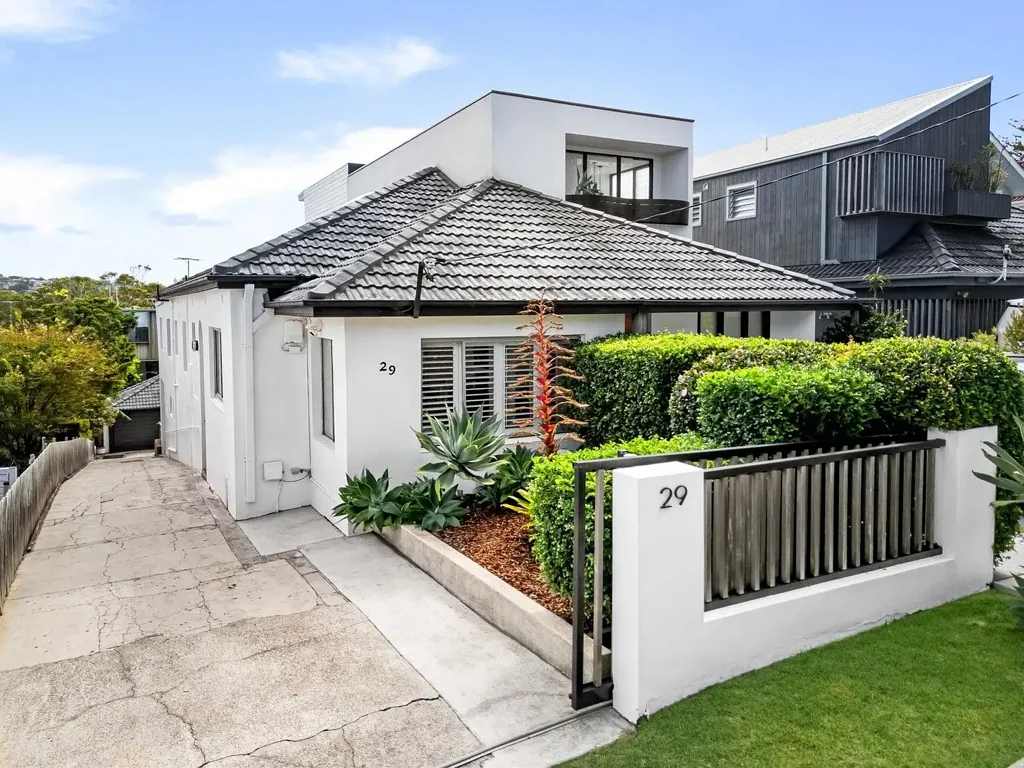 North Bondi 3房 海滨经典建筑 322㎡阔地 DA获批 5卧带泳池 城市远景 学区房 步行至海滩 Newly Revamped with Fresh Interiors & an Abundance of Natural Light on 322sqm Approx.