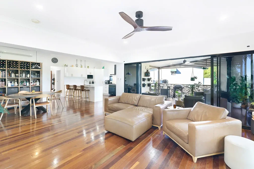 Southport 3ห้องนอน T.S.S. Precinct Family Retreat with swimming pool