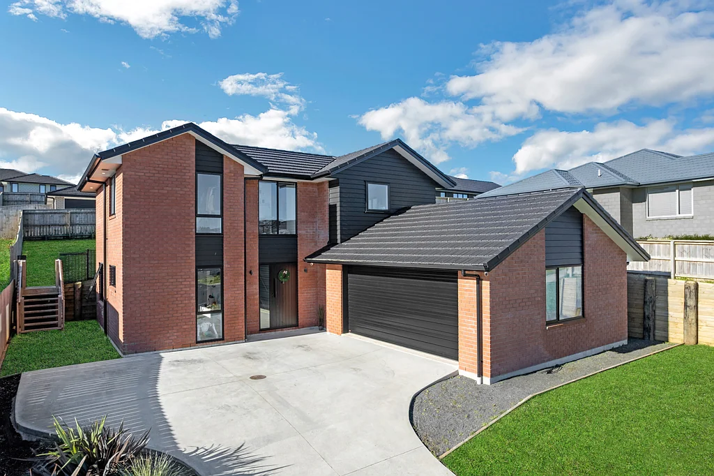 Pokeno 4Moenga " Brick & Tile Home with Stunning Views"