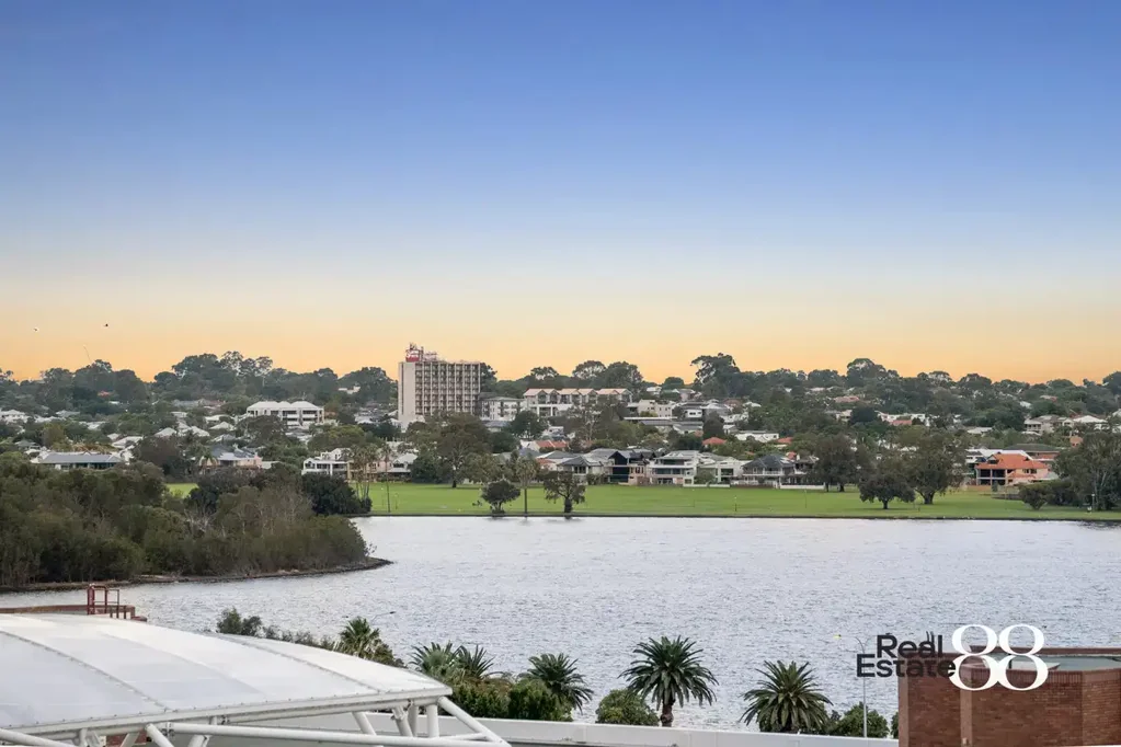 East Perth 2房  TOP FLOOR WITH RIVER VIEWS! - A MUST SEE!