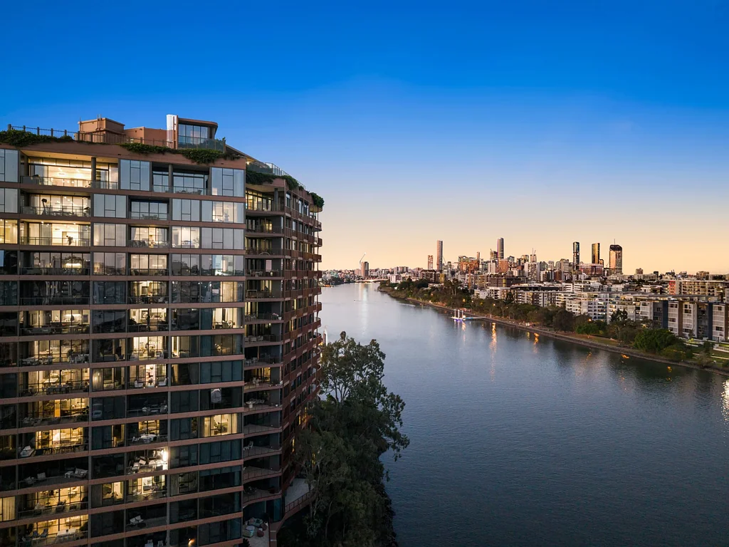 Toowong 2房 Monarch Residences - 雅致滨水生活，兼具现代魅力 Monarch Residences - Sophisticated Riverside Living with Contemporary Appeal