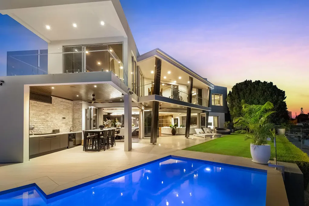 Broadbeach Waters 5कमरा Luxurious Point-Position Home with Captivating Views