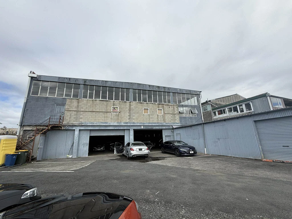 New Lynn INDUSTRIAL WITH SHOWROOM