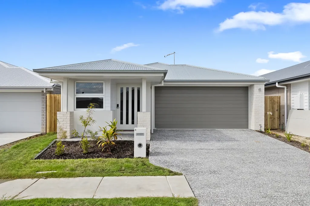Comfortable Modern Living in Peaceful South Maclean