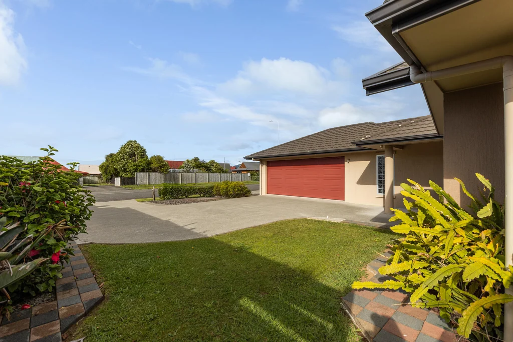 Levin 3 Bedroom Easy Care Home & Section