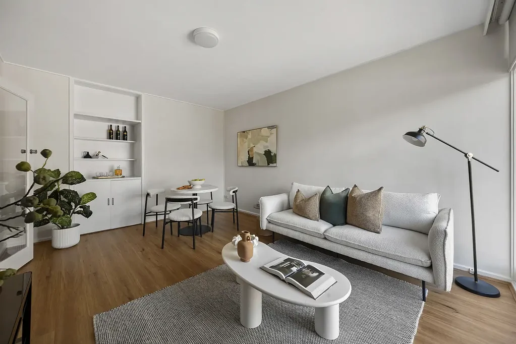 Essendon 2房 时尚、宽敞，一切近在咫尺 Stylish, Spacious and Steps from Everything