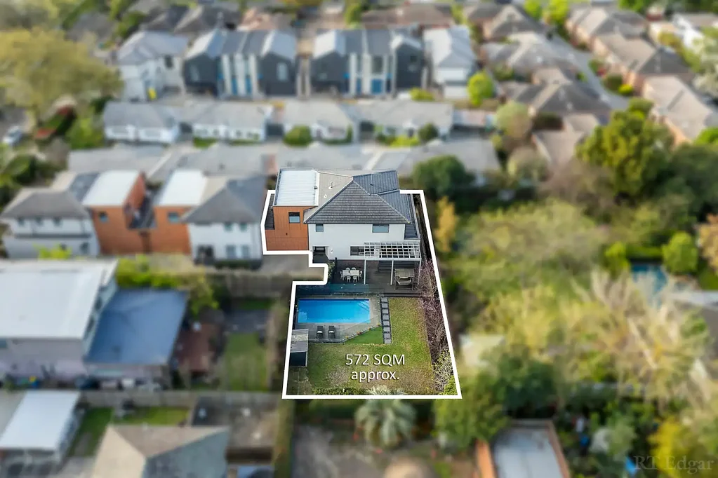 Camberwell 4Kwarto Poolside dream in prized school precinct