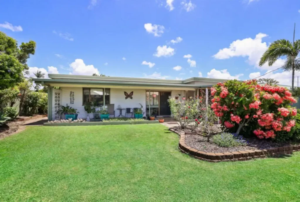 COMFORTABLE FAMILY LIVING WITH SPACIOUS INDOOR & OUTDOOR APPEAL