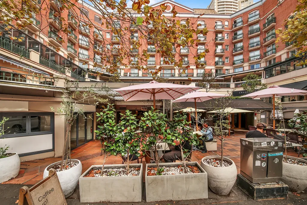 Potts Point 优越地理位置 人流量大 显著地址 适合各种业务 餐饮 零售办公室 咨询室 零售店面 步行3分钟至Kings Cross火车站 步行2分钟至超市和精品店 步行16分钟至悉尼中央商务区 步行7分钟至海港滨水区 和风景如画的公园 坐落在繁华的餐厅和餐饮区周围绿树成荫。 Spacious retail offices/consulting rooms in prized position