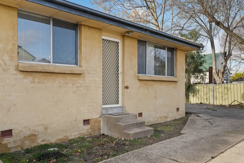 Neat & Low-Maintenance Unit in Convenient Central Location