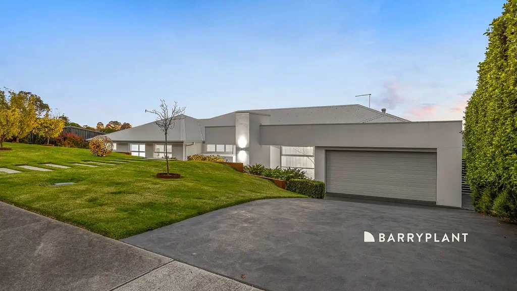 Warragul 4房  Luxury Family Living with Stunning Views on 1,394sqm