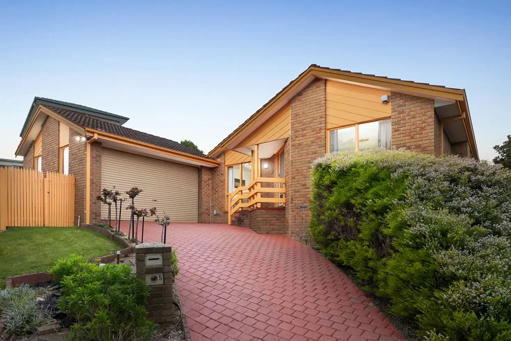 Knoxfield 3 Bedroom Spacious Family Living with Alfresco Entertaining and Established Gardens