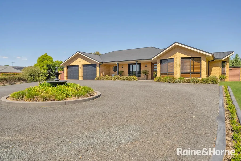 8 Forsythe Avenue, Young, NSW 2594