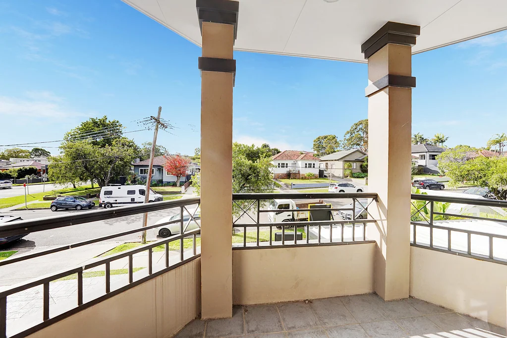 Kingsgrove 4房 总面积261平方米，临街独立式四卧室联排别墅，位于精品小区内 Total 261sqm Street Facing Freestanding 4-Bedroom Townhouse in a Boutique Complex