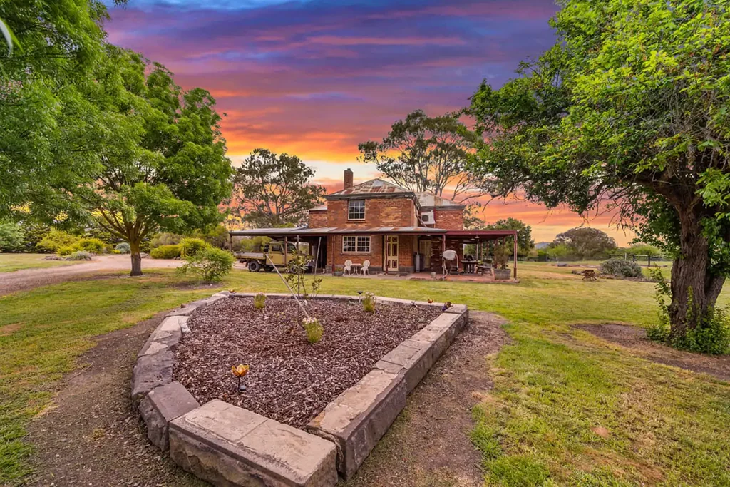 Clunes 3房  Rural Character Meets Modern Comfort on 5.5 Acres