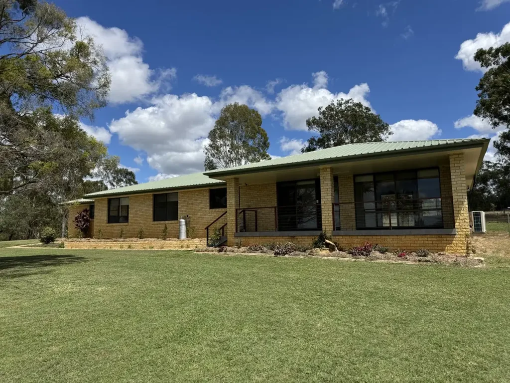Monto 4બેડરૂમ Idyllic Acreage with Large Brick Family Home