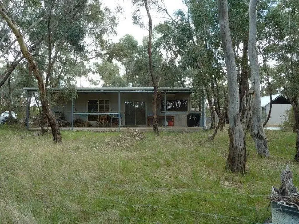 Wedderburn 20 ACRES / MASSIVE SHEDDING / GREAT LOCATION