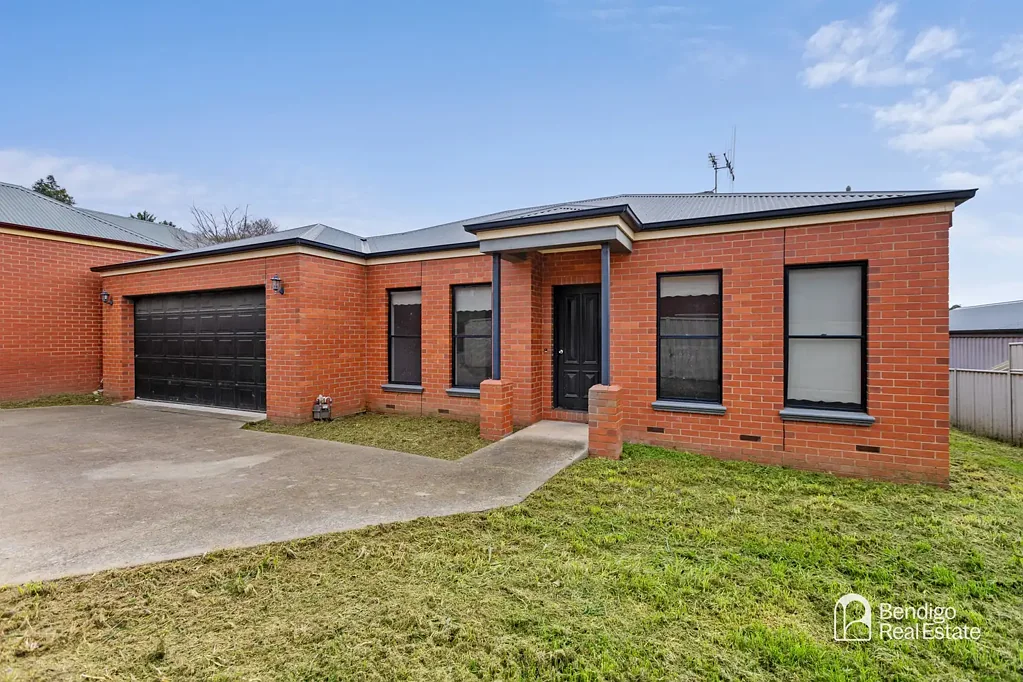 MODERN FAMILY HOME WITH LOW-MAINTENANCE LIVING IN STRATHDALE