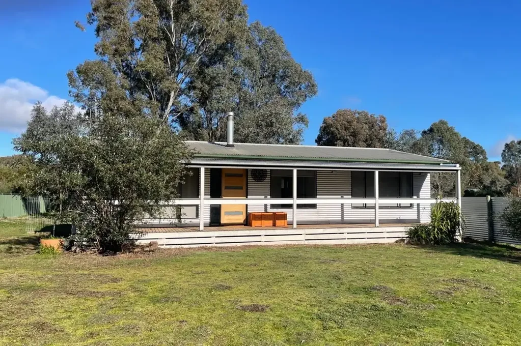 Violet Town 3 Bedroom 2 PROPERTIES - 3 BR HOME ON 1/2 ACRE + VACANT 2023m2 BLOCK