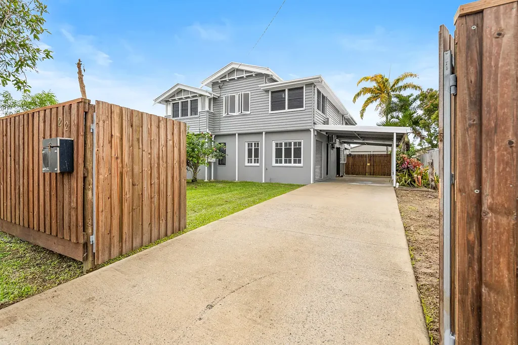 West Mackay 5房  A Rare Offering: Elegant Five-Bedroom Queenslander with Exceptional Family Appeal