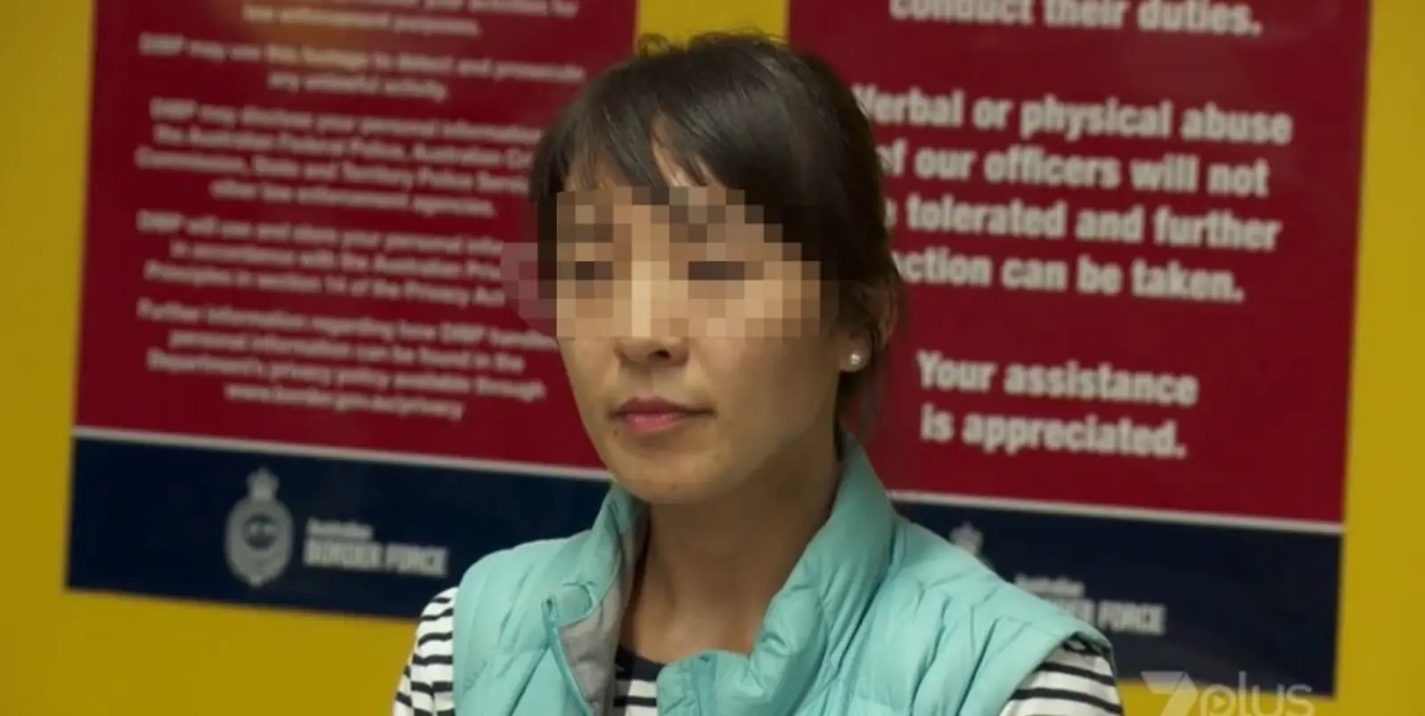 中国美女导游竟有双重身份！机场拦下当场遣返，游客震惊了...