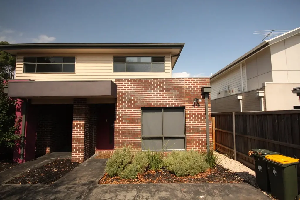 Elegant Townhouse in Superior Location!