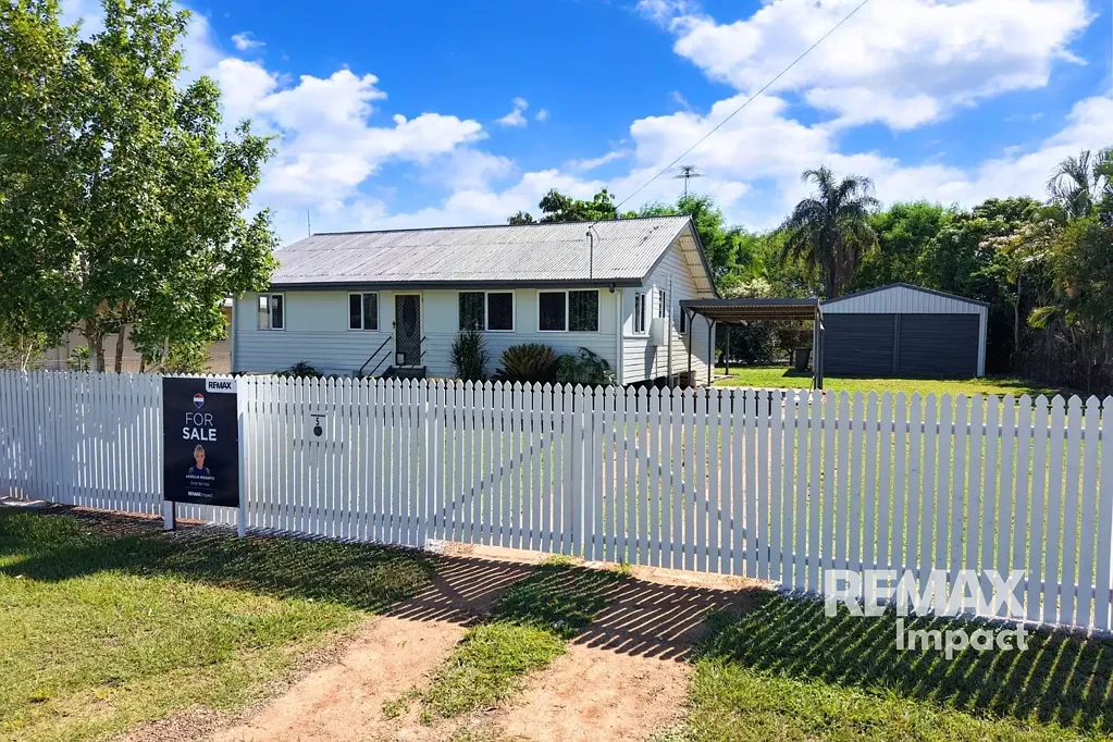 Mareeba 3房  Exceptional Opportunity - Spacious Family Home  & Shed with Development Potential on 855m² Block!