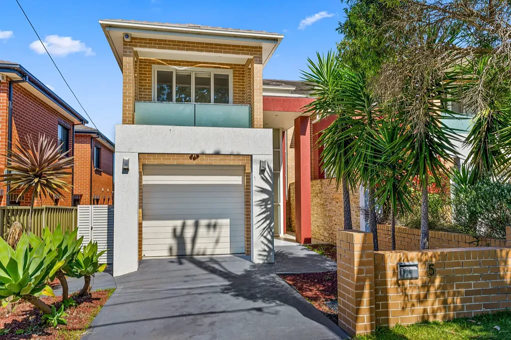 Spacious Four Bedroom Duplex in a Convenient Mortdale Location