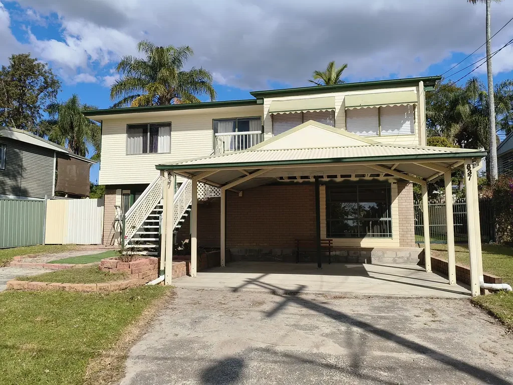 Crestmead 3બેડરૂમ Spacious Family Home on 720m² - Move-In Ready with Granny flat Potential (STCA)