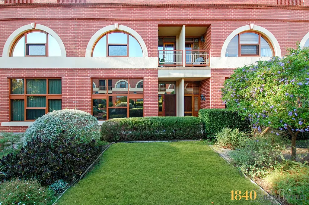 Executive Living! (access via First Lane, St Peters)