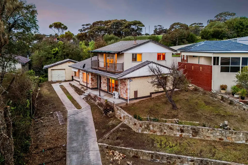 Seaview Downs 4房  Coastal Horizons Await - Renovate, Rebuild or Redefine