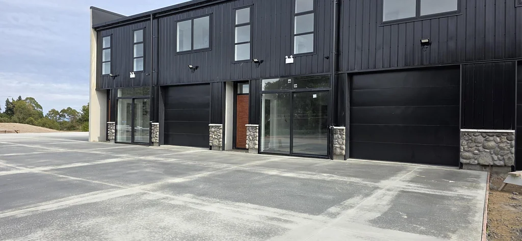 Hilltop 2房  Residential/ Commercial Investment.