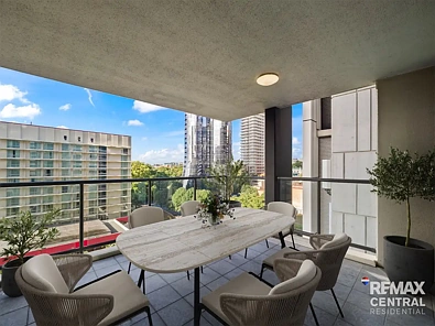 Brisbane City 2房 7楼City Botanic景观 2卧2卫1车位 开放式布局 Caesarstone厨房 主卧带独卫 黄金CBD地段 近交通购物 Attention !!! Newly Refurbished Inner-City Apartment