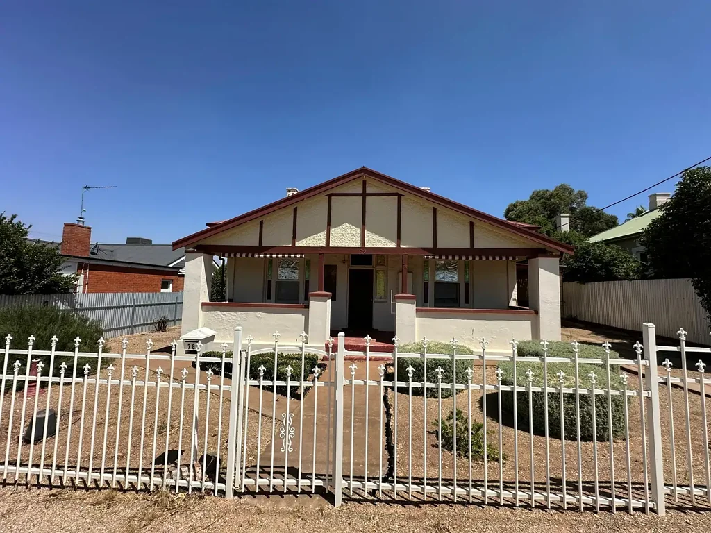 Peterborough 3कमरा Charming Stone Villa with Rear Lane Access
