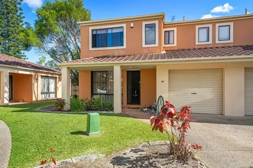 Varsity Lakes 3ਬੈੱਡਰੂਮ Spacious Family Townhouse in Prime Central Location - Just One Adjoining!