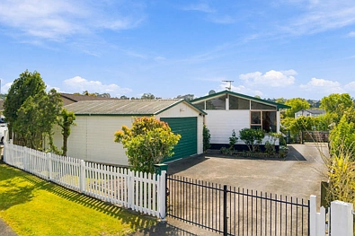 Henderson 3침실 Big Land. Big Garaging. Big Potential